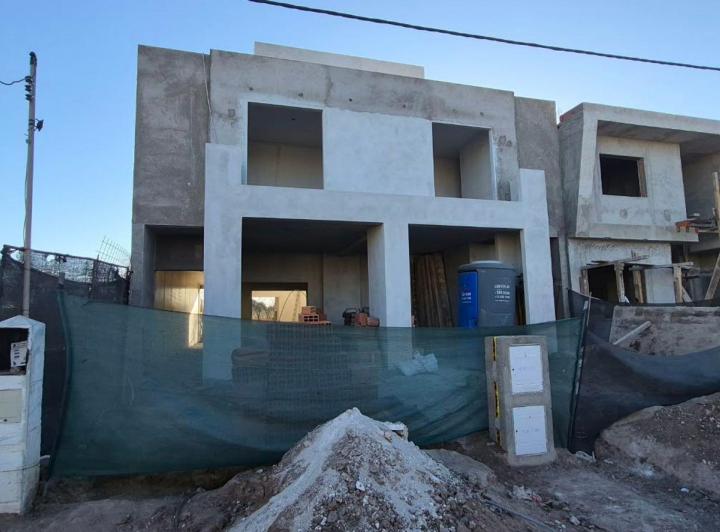 Casa · 145m² · 5 Ambientes · 2 Cocheras