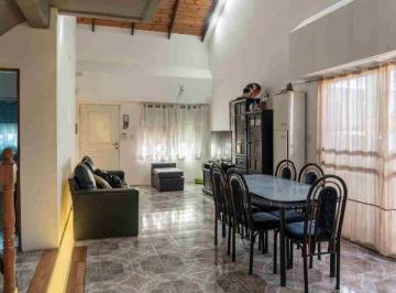 Casa · 233m² · 5 Ambientes · 1 Cochera · Venta Casa Fisherton Tres Dorm. y Cochera