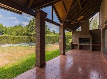 Casa · 290m² · 6 Ambientes · 4 Cocheras · Barrio Cerrado en Lote Central - 6 Ambientes