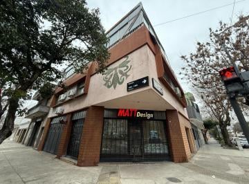 Casa · 182m² · 3 Ambientes · 1 Cochera · Casa en 1er Piso con Cochera y Dos Locales Comerciales en Pb - Vivir con Renta