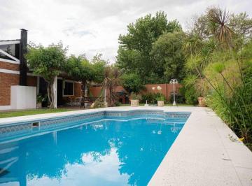 Casa · 215m² · 6 Ambientes · 3 Cocheras · Casa en Venta en City Bell