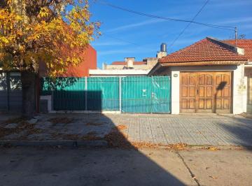 Casa · 117m² · 3 Ambientes · 2 Cocheras · Venta Casa 3 Ambientes Quilmes Oeste Cochera