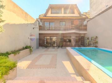 Casa · 240m² · 6 Ambientes · 2 Cocheras · Venta Casa 6 Amb en Versalles C/ Pileta y Garage