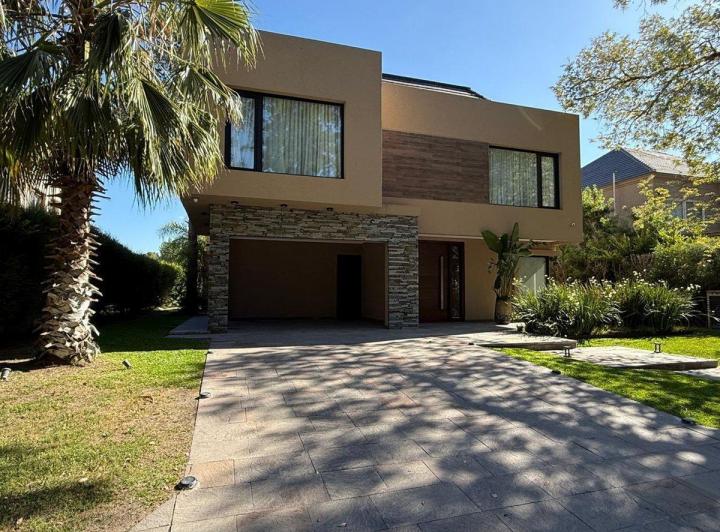 Casa · 550m² · 6 Ambientes · 2 Cocheras