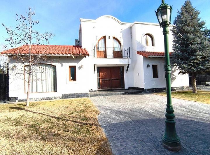 Casa · 484m² · 12 Ambientes · 3 Cocheras