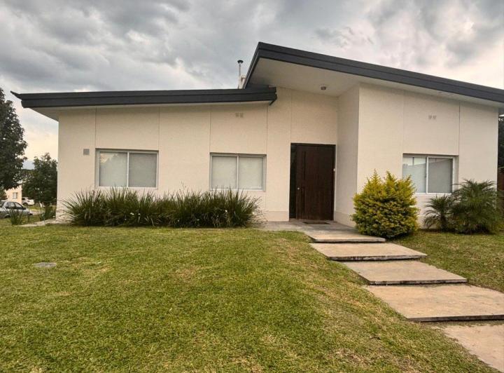 Casa · 236m² · 6 Ambientes · 2 Cocheras