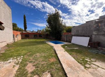 Casa · 72m² · 3 Ambientes · 1 Cochera · Venta Casa 3 Amb. Pileta y Parque. Loma Hermosa