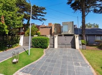 Casa · 300m² · 5 Ambientes · 2 Cocheras · Venta Casa Moderna con Pileta - 5 Ambientes - Barrio San Jerónimo
