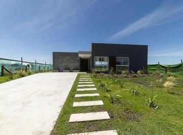 Casa · 193m² · 4 Ambientes · 1 Cochera · Venta de Casa a Estrenar, 5 Ambientes, 197 m² Totales Sobre Lote de 694 m².