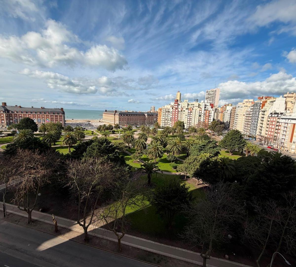 2 ambientes a la calle. Balcón francés. 43 metros. Reciclado a nuevo!