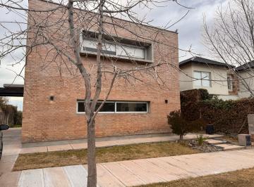 Casa de 3 ambientes, El Challao · Dueño Directo Alquila Casa Barrio La Bastilla