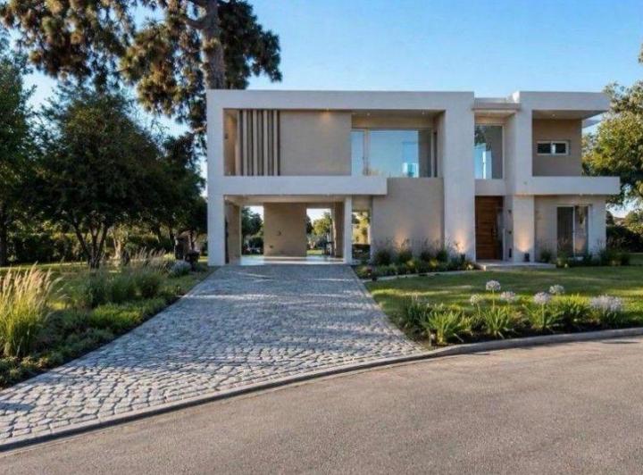 Casa · 340m² · 5 Ambientes · 2 Cocheras