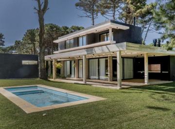 Casa de 4 ambientes, Pinamar · Moderna Casa a Estrenar con Piscina y Galería con Parrilla – Pinamar, Buenos Aires.