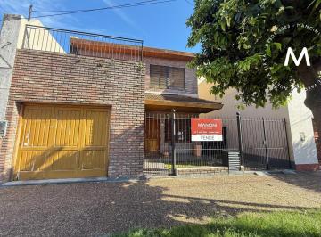 Casa · 163m² · 3 Ambientes · 4 Cocheras · Casa en Venta de 3 Ambientes con Patio y Cochera - Villa Ballester