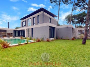 Casa · 248m² · 6 Ambientes · 2 Cocheras · Casa en Venta 6 Ambientes en Barrio Pioneros, Pinamar con Pileta