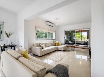 Casa · 445m² · 4 Ambientes · 2 Cocheras · La Cascada Casa de 4 Dorm. Central Fondo Golf