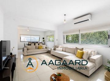 Casa · 445m² · 4 Ambientes · 2 Cocheras · La Cascada Casa de 4 Dorm. Central Fondo Golf