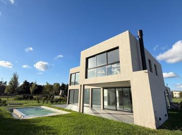 Casa · 270m² · 5 Ambientes · 2 Cocheras · Casa en Canning Chico
