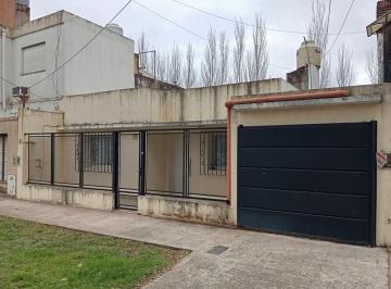 Casa de 4 ambientes, Morón · Alquiler Casa en Haedo con Cochera