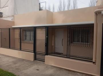 Casa de 4 ambientes, Morón · Alquiler Casa en Haedo con Cochera