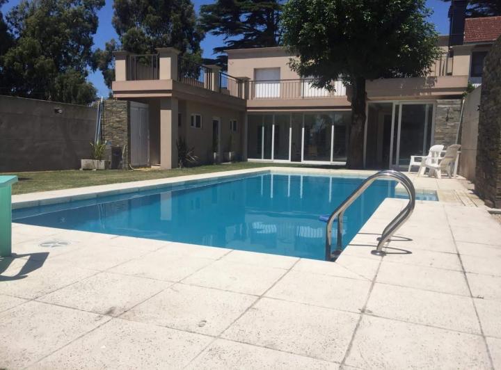 Casa · 300m² · 5 Ambientes · 2 Cocheras