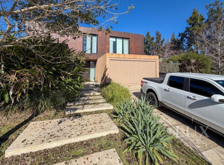 Casa · 375m² · 6 Ambientes · 4 Cocheras