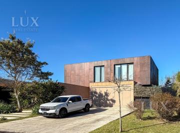 Casa · 375m² · 6 Ambientes · 4 Cocheras · Casa en Venta y Alquiler con 3 Habitaciones y Salida Al Rio en Albanueva, Tigre