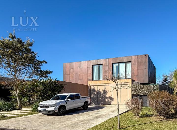 Casa · 375m² · 6 Ambientes · 4 Cocheras