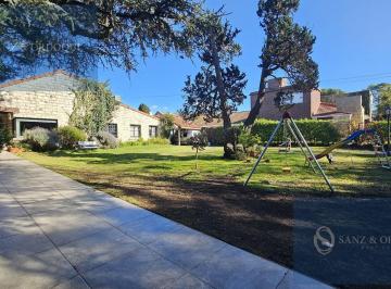 Casa · 408m² · 7 Ambientes · 1 Cochera · Venta - Chalet con Cuatro Dorm. Sobre Lote de 1380 m - Los Troncos