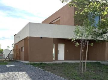 Casa · 80m² · 3 Ambientes · 3 Cocheras · Casa en Alquiler en Casas del Este, Pilar del Este
