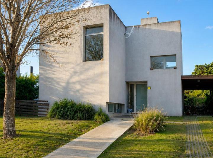 Casa · 250m² · 3 Dormitorios · 2 Cocheras