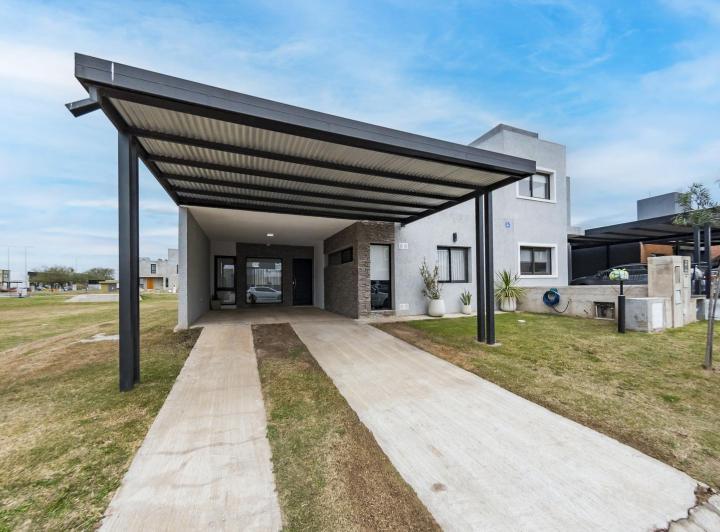 Casa · 140m² · 4 Ambientes · 3 Cocheras