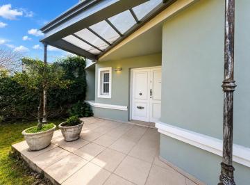 Casa · 280m² · 5 Ambientes · 2 Cocheras · Casa en Venta Villa Belgrano Apta Crédito, con Pileta, Playroom, Recibe Menor en Zona Norte