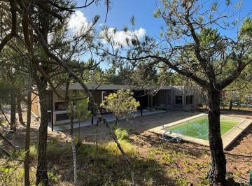 Casa · 210m² · 4 Ambientes · 1 Cochera · Venta - Villa Robles - 3 Dorm.