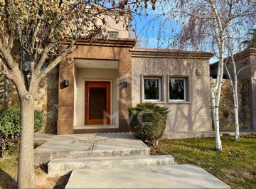 Casa · 275m² · 3 Dormitorios · 2 Cocheras · Venta/ Alquiler Casa de Categoría en Ayres de Alzaga, Chacras de Coria en 1 Planta con Piscina