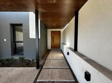 Casa · 135m² · 3 Dormitorios · 2 Cocheras · Casa en Venta en 7 Soles Alqarias