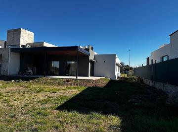Casa · 135m² · 3 Dormitorios · 2 Cocheras · Casa en Venta en 7 Soles Alqarias