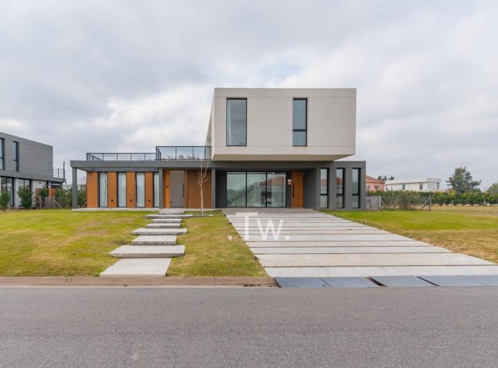 Casa · 410m² · 8 Ambientes · 2 Cocheras