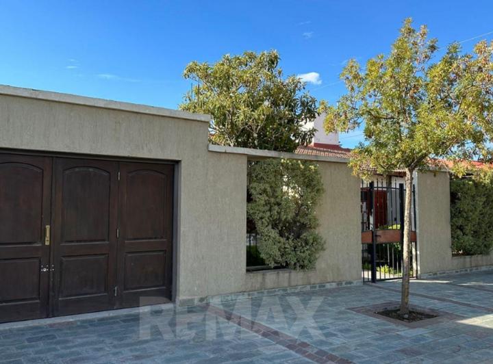 Casa · 169m² · 8 Ambientes · 1 Cochera