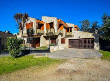 Casa · 214m² · 4 Ambientes · 2 Cocheras · Venta de Casa 4 Amb Doble Cochera, Parque y Pileta