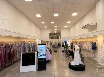 Local comercial · 377m² · 4 Ambientes · 1 Cochera · Local en Rosario