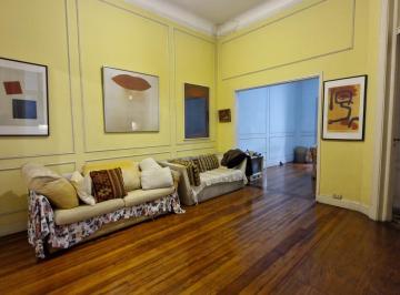 Departamento · 125m² · 3 Ambientes · Depto. en Venta de Estilo Clásico 4 Ambientes con Dependencia y Patio