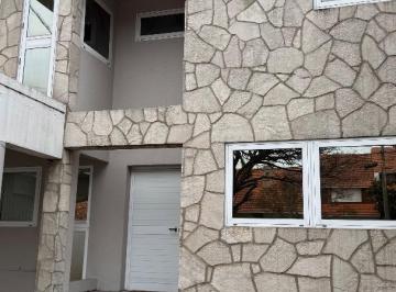 Casa · 320m² · 5 Ambientes · 4 Cocheras · Chalet 5 Amb. con Gran Parque y Gge Quincho - Mod. Diseño