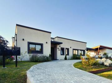 Casa · 208m² · 4 Ambientes · 1 Cochera · Casa 4 Ambientes en Venta Santa Rita Lote Interno