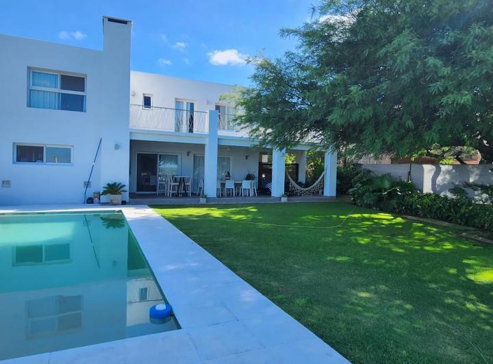 Casa · 300m² · 10 Ambientes · 2 Cocheras