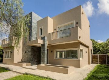 Casa · 220m² · 4 Ambientes · 1 Cochera · Casa en Venta en B° San Matias a Estrenar