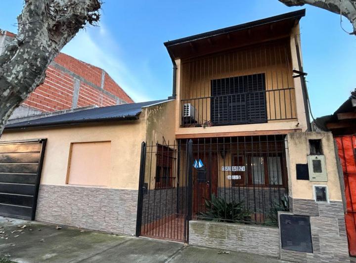 Casa · 100m² · 4 Ambientes · 2 Cocheras