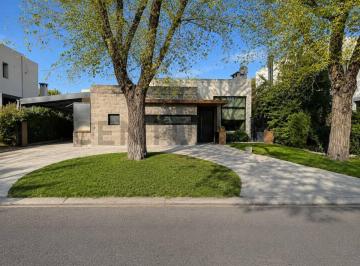 Casa · 107m² · 4 Ambientes · 2 Cocheras · Casa en Venta | Barrio Cerrado Santa María de Los Olivos | Una Planta | Lote de 532 m² | Jardín con