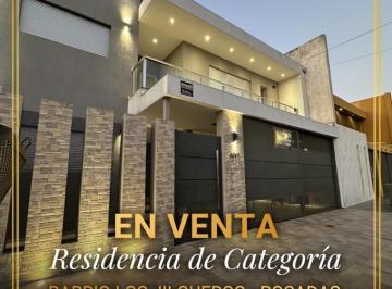 Casa · 241m² · 10 Ambientes · 2 Cocheras · Casa de Categoria en Venta