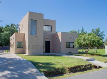Casa · 134m² · 4 Ambientes · 2 Cocheras · Casa en Lote Perimetral en Bº Cerrado El Ensueño